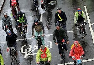 Persėdę ant dviračių Londono lietuviai sutaupo tūkstančius