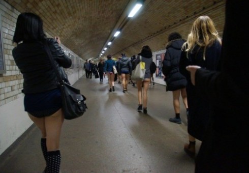 Londono metro užplūs nuogaliai be kelnių