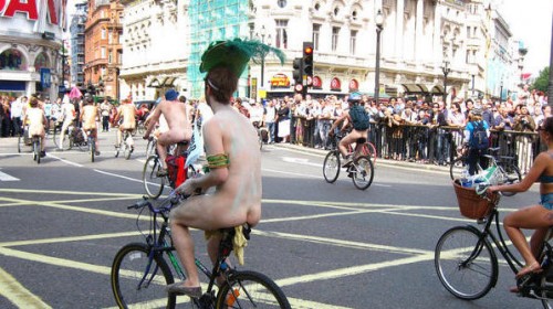 Vasaros pradžioje Londoną užplūs nuogi dviratininkai
