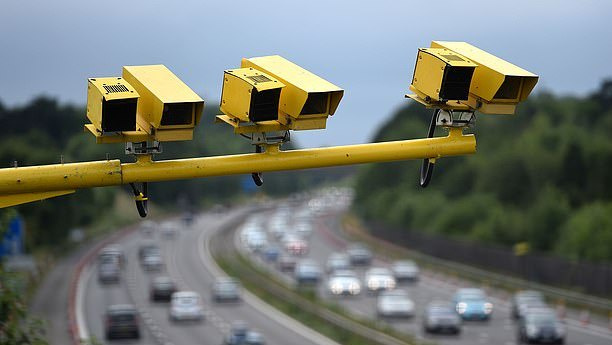 JK vairuotojams grės £100 baudos ir baudos balai už uždarytų juostų ignoravimą išmaniuose greitkeliuose