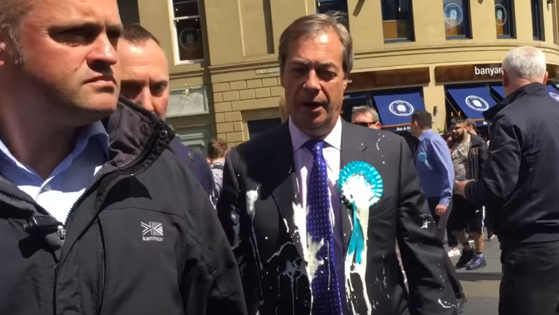 „Brexit“ krikštatėvis gatvėje buvo apipiltas pieno kokteiliu