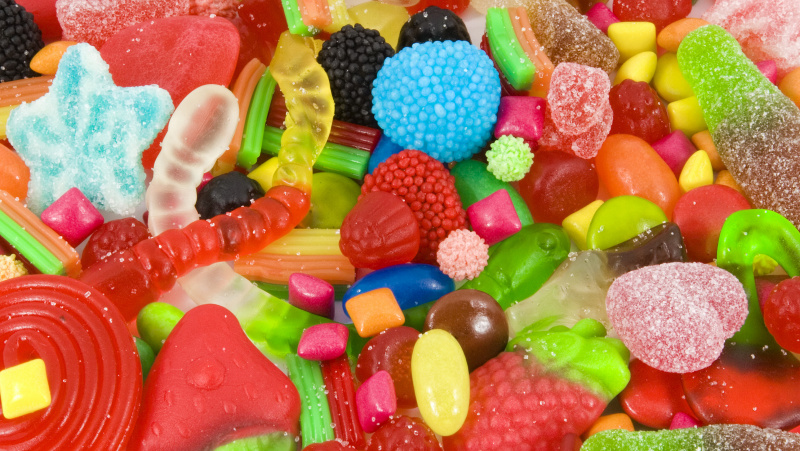 JK siūloma saldainius, traškučius ir saldžius gėrimus pardavinėti neišvaizdžiose cigarečių-stiliaus pakuotėse