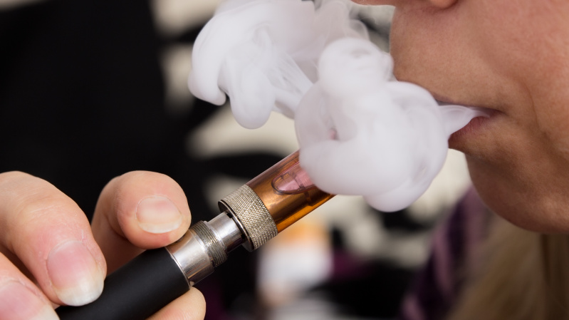 JK medikai perspėja dėl elektroninių cigarečių po „katastrofiškos“ paauglio ligos