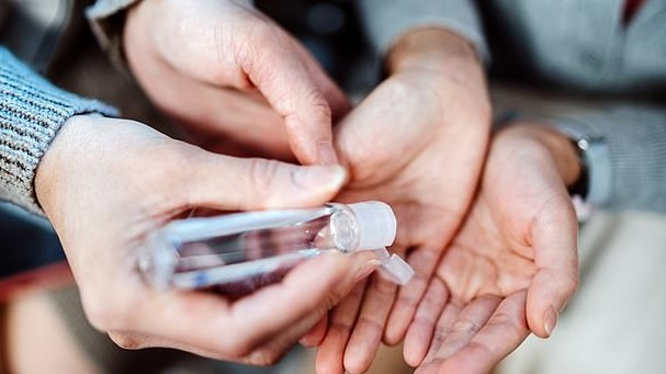 Ką reikia žinoti apie dezinfekcinį rankų skystį: gydytojai paaiškino, ar saugu naudoti senus produktus