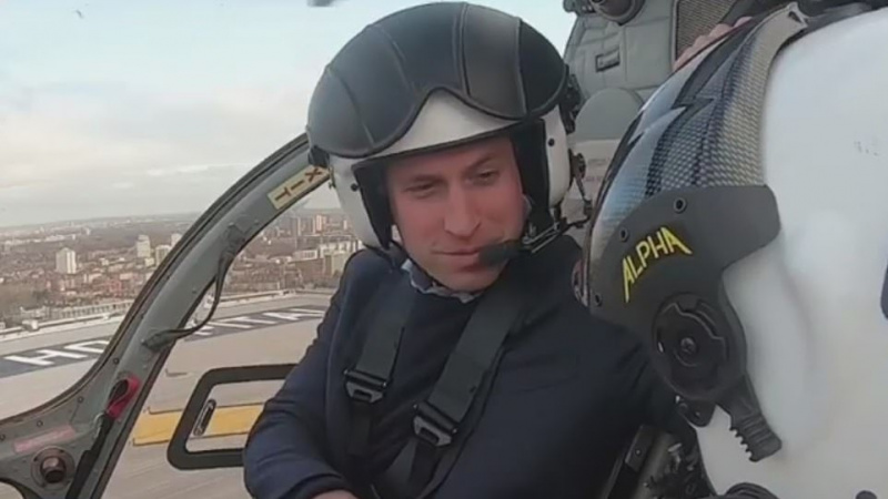 Princas Williamas nori vėl pilotuoti NHS sraigtasparnį, kad padėtų kovoti su koronavirusu