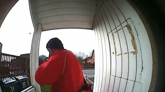 JK užfiksuota, kaip paštininkas nusivalo nosį ir tyčia ranka apteplioja aplink namo duris [VIDEO]