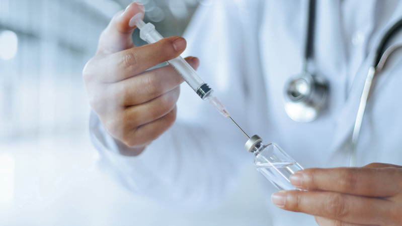 Nuo ketvirtadienio JK pradedami klinikiniai koronaviruso vakcinos bandymai su žmonėmis