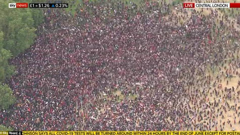 Mažiausiai 15 tūkst. žmonių, įskaitant garsenybes, dalyvavo protestuose Londone