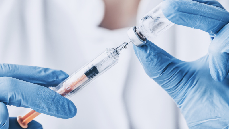 Antrosios vakcinos nuo koronaviruso bandymai su žmonėmis JK gali būti pradėti jau trečiadienį