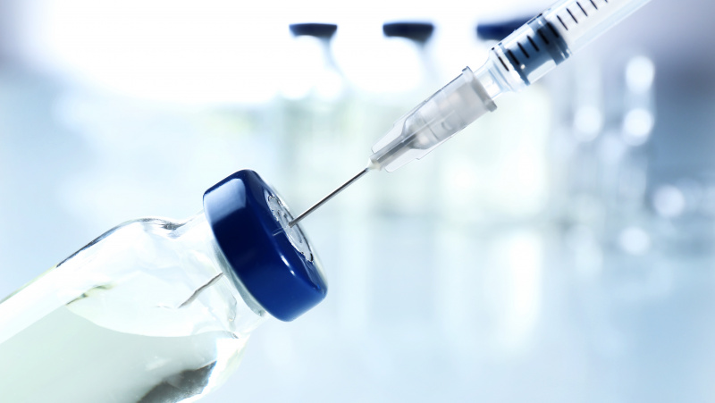 Vakcina nuo koronaviruso JK pirmiausia ketinama skiepyti NHS darbuotojus ir vyresnius žmones