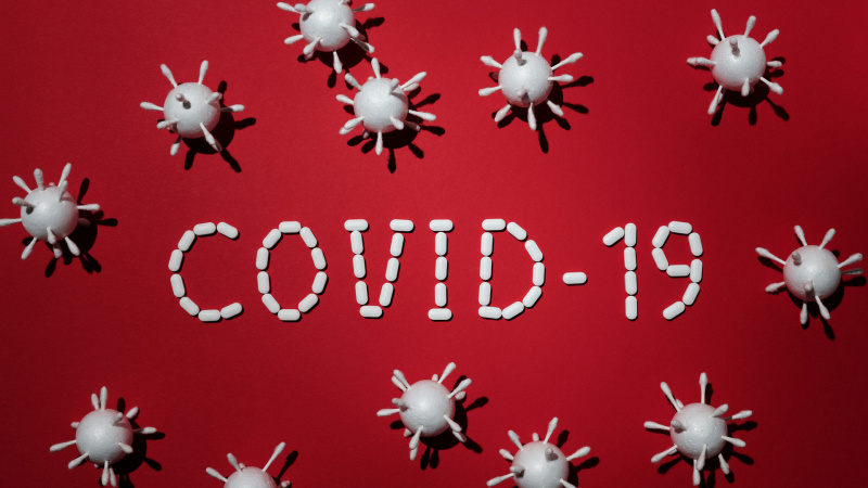 Mokslininkai turi naujų duomenų dėl COVID-19: pažeidimai pasireiškia sirgusiems lengva forma 
