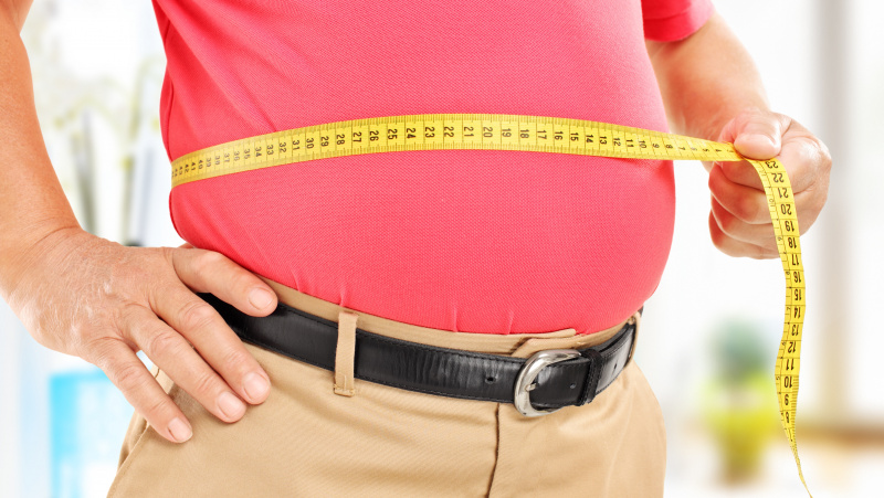 Nutukusiems žmonėms koronaviruso židiniuose JK gali būti liepta likti namuose
