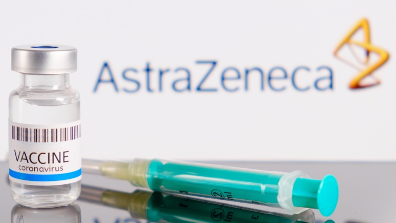 Jaunesniems nei 30 metų žmonėms JK bus pasiūlyta alternatyva „AstraZeneca“ vakcinai