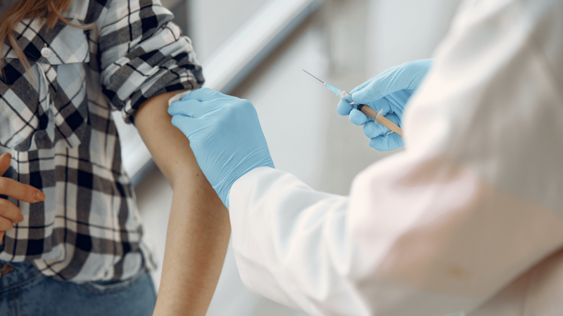Nustatė, kuria vakcina paskiepyti dažniau užsikrečia PAR koronaviruso atmaina
