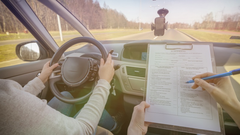 Anglijoje atnaujinami vairavimo egzaminai, tačiau dėl vietos teks pakovoti