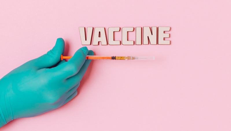 Vis daugiau raginimų atsisakyti „AstraZeneca” vakcinos