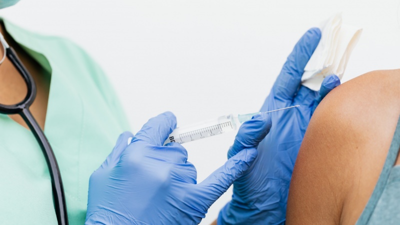 „AstraZeneca” koreguoja vakciną ir pradeda bandymus su žmonėmis