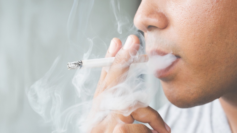 Dėl karantino Anglijoje smarkiai išaugo jaunų rūkalių gretos