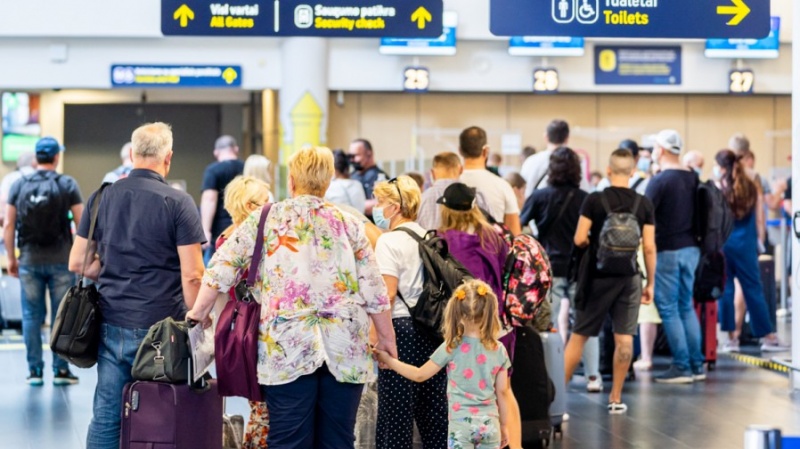 Lietuvos oro uostuose didžiulės eilės – keleiviai raginami atvykti anksčiau