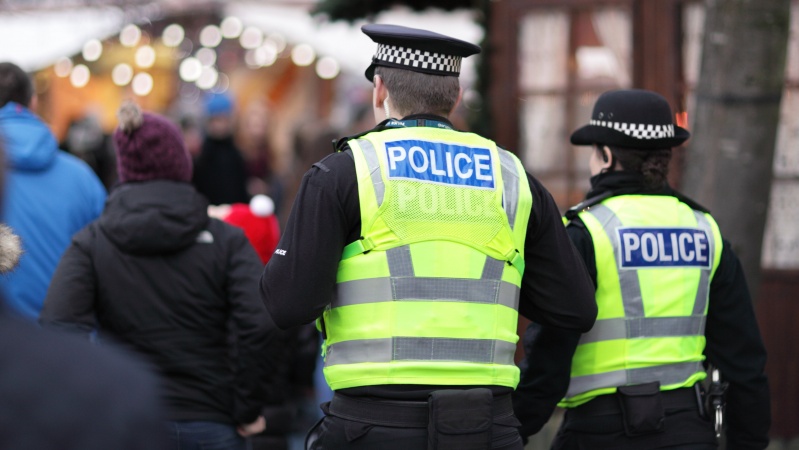 Londono policija atlieką tyrimą dėl vaizdo įrašo su policininkais apsimetusiais vyrais