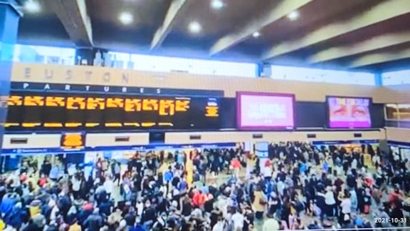 Euston stotyje tūkstančiai užstrigusių keleivių