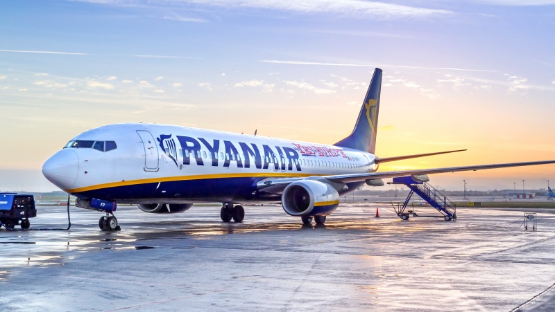 „Ryanair“ planuoja mažinti bilietų kainas, skatins paklausą