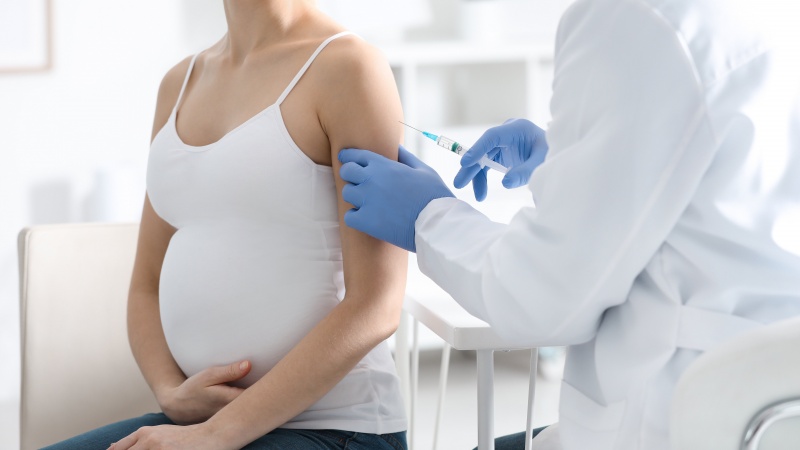 Koronavirusas JK: nėščios sesers netekęs vyras ragina besilaukiančias moteris skiepytis