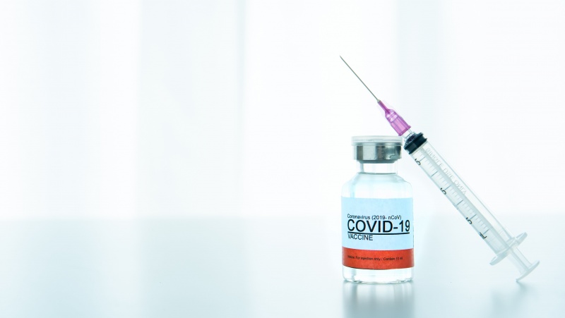 Vyresniems nei 40 metų JK gyventojams bus siūloma pasiskiepyti trečia vakcinos nuo koronaviruso doze