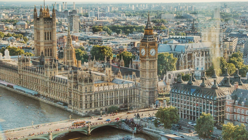 Siekia uždrausti JK parlamentarams dirbti papildomus darbus