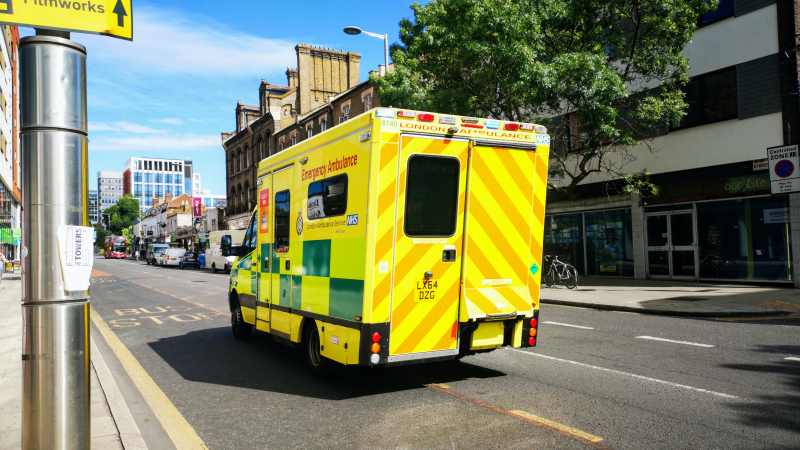JK greitosios pagalbos automobiliai kasdien stovi eilėse – pagalbos negavę pacientai miršta
