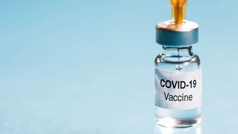 Plintant naujai atmainai, netrukus visiems JK gyventojams bus pasiūlyta trečia vakcinos dozė