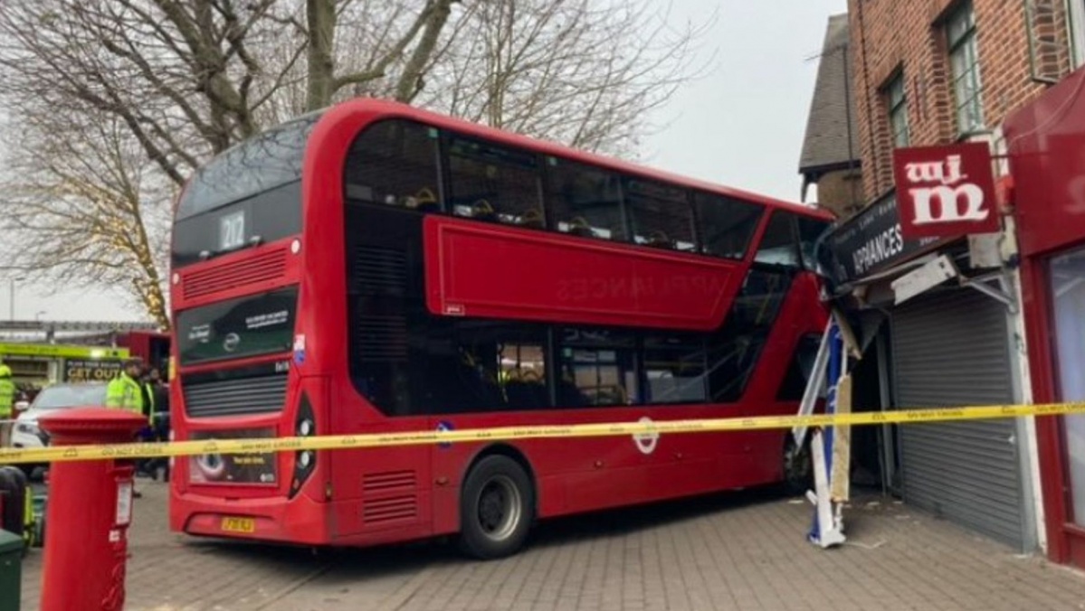 Rytų Londone autobusui įvažiavus į parduotuvę, sužeista 19 žmonių, įskaitant vaikus