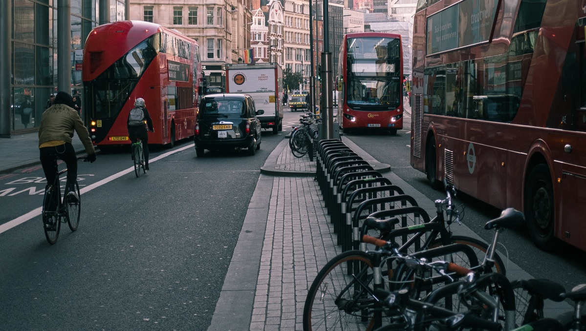 JK atnaujintose kelių eismo taisyklėse – pirmenybė pėstiesiems ir dviratininkams