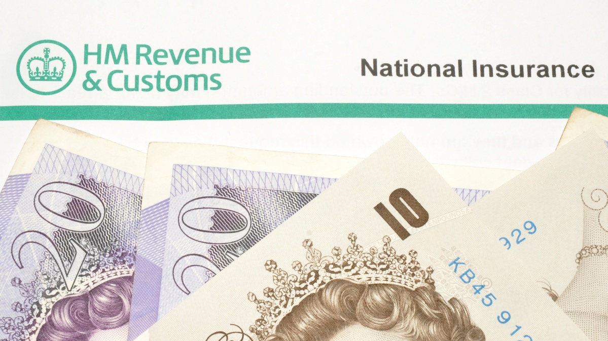 Paskaičiavo, kiek daugiau JK teks mokėti mokesčių padidėjus nacionalinio draudimo įmokoms