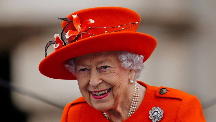 Britanijos karalienė pasveiko nuo COVID, pati atvažiavo pasimatyti su namiškiais