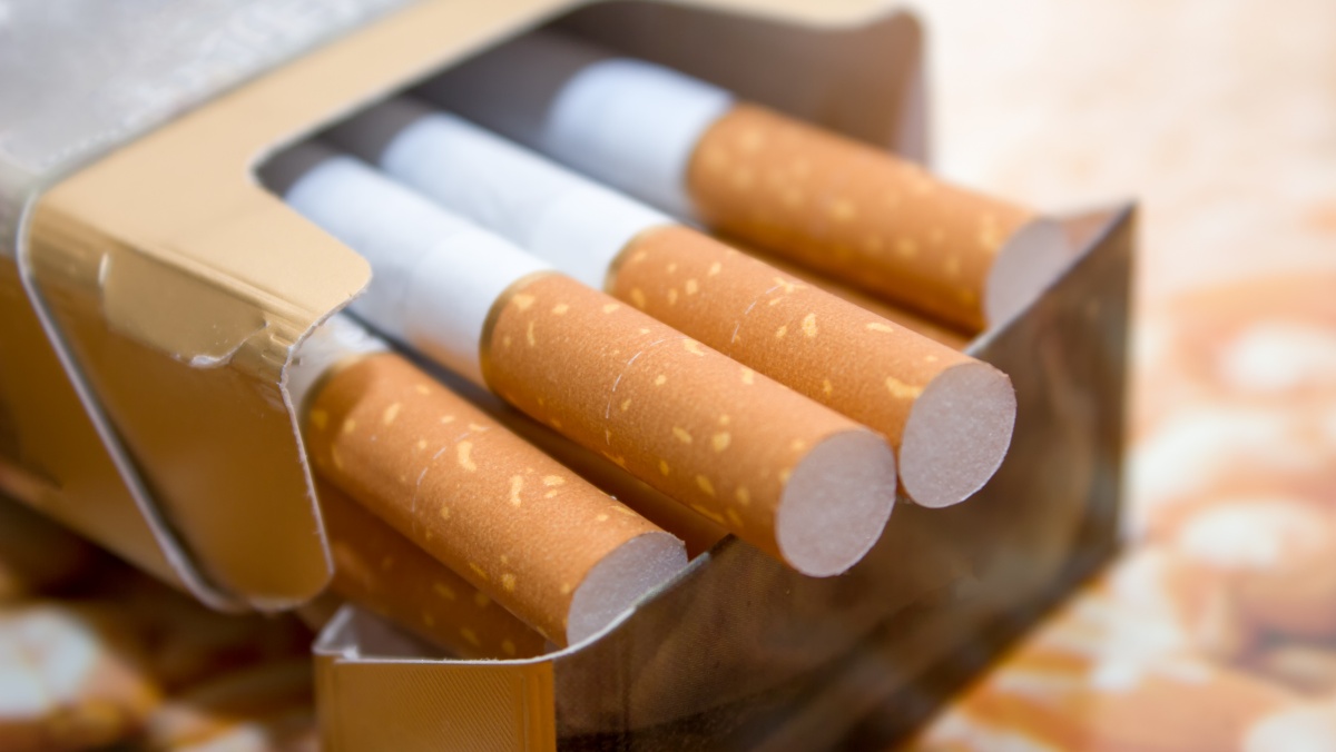Svarstoma Anglijoje uždrausti pirkti cigarečių jaunesniems nei 25 metų asmenims