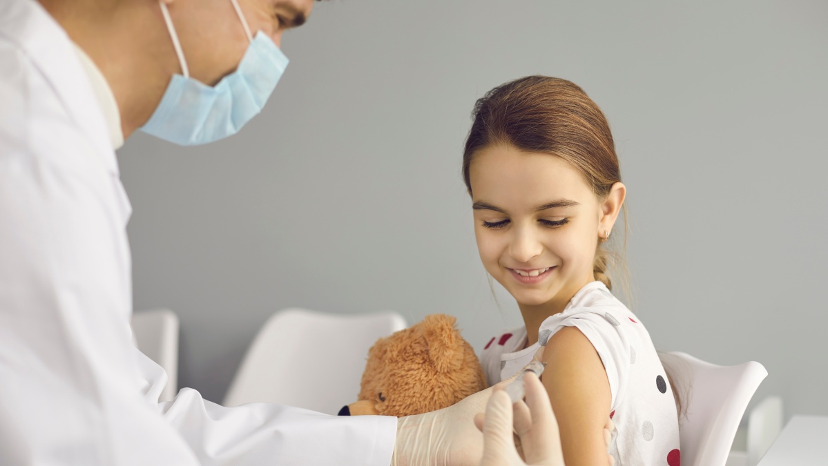 5-11 metų vaikai Anglijoje kviečiami skiepytis nuo koronaviruso