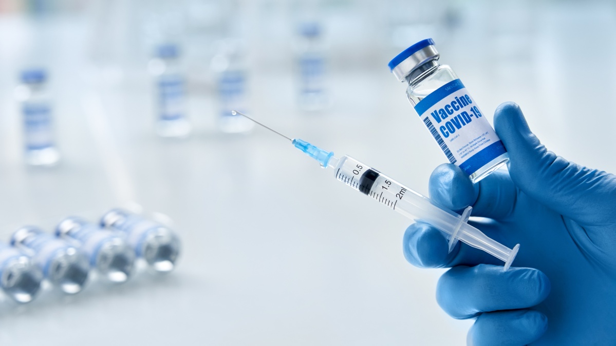 JK aprobuota nauja vakcina nuo koronaviruso