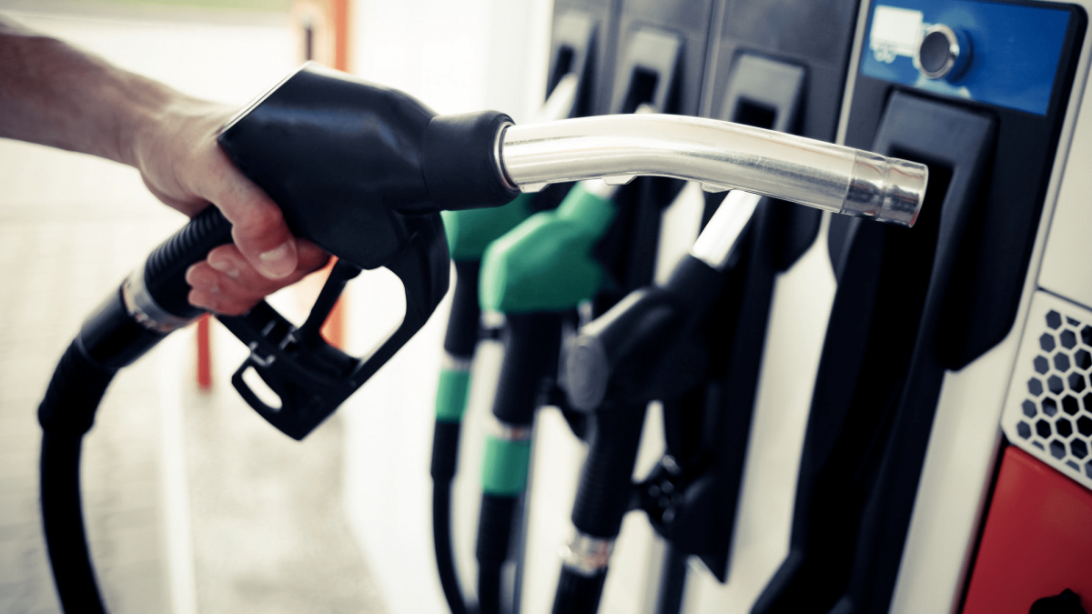 JK vairuotojams gali būti netaikomos sumažintos degalų kainos – pradėtas tyrimas