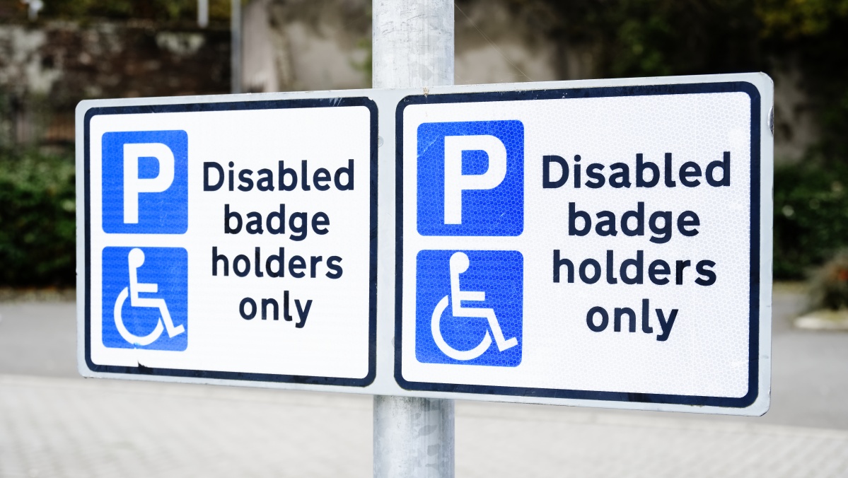 Perspėjimas neįgaliems JK vairuotojams: dalis ES šalių dar nepripažįsta specialaus ženklo