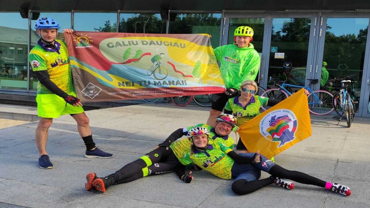 Kilnaus tikslo vedini lietuviai dviračiais aplink Lietuvą įveikė 1100 km
