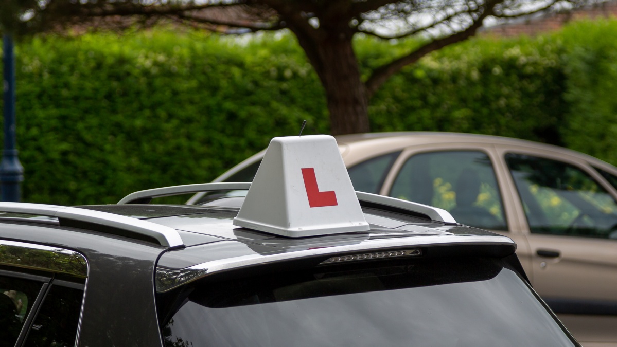 Per pusė milijono žmonių JK laukia galimybės laikyti vairavimo egzaminą
