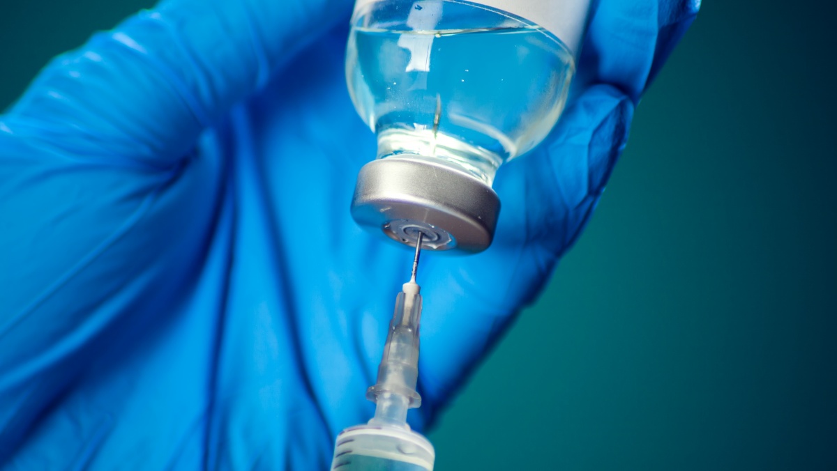 JK patvirtinta nauja vakcina nuo kelių koronaviruso atmainų