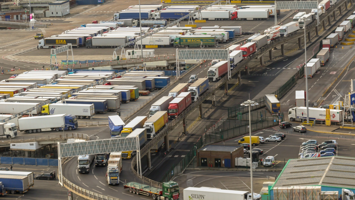 Calais uostu keliaujantys žmonės įstrigo eilėse