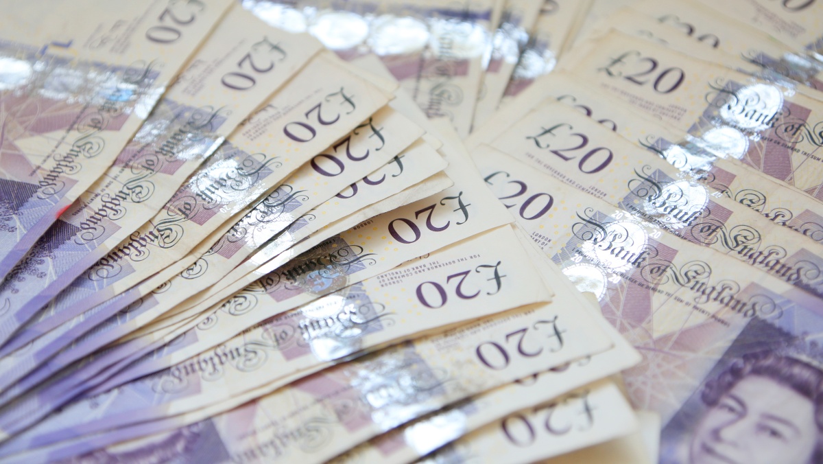 JK artėja terminas pasikeisti popierinius £20 ir £50 banknotus
