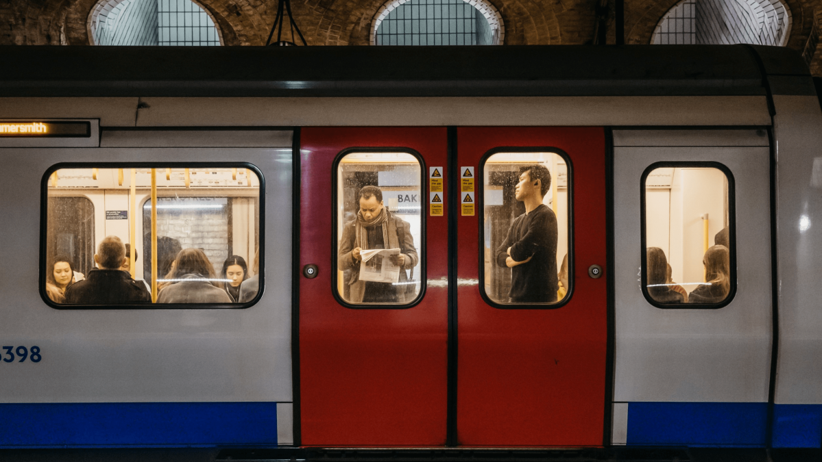 Londono metro bėgių nelygumus taisys lėtais traukiniais