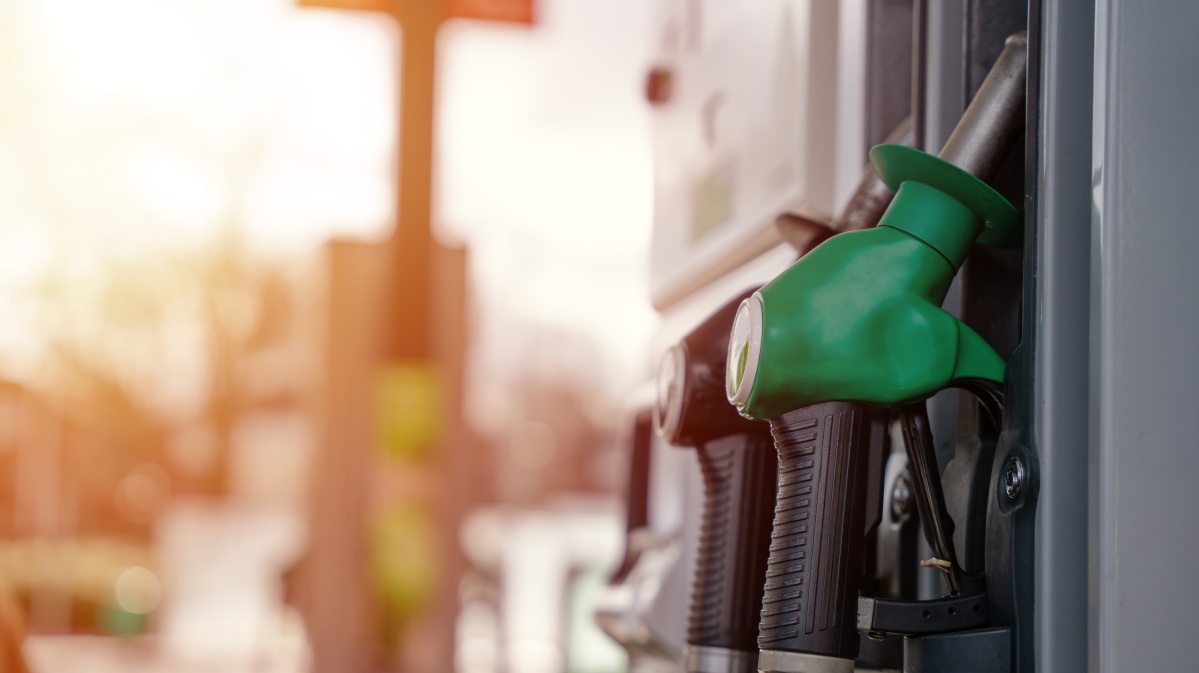 Benzino kaina JK pirmą kartą per beveik metus smuktelėjo žemiau 150 pensų ribos