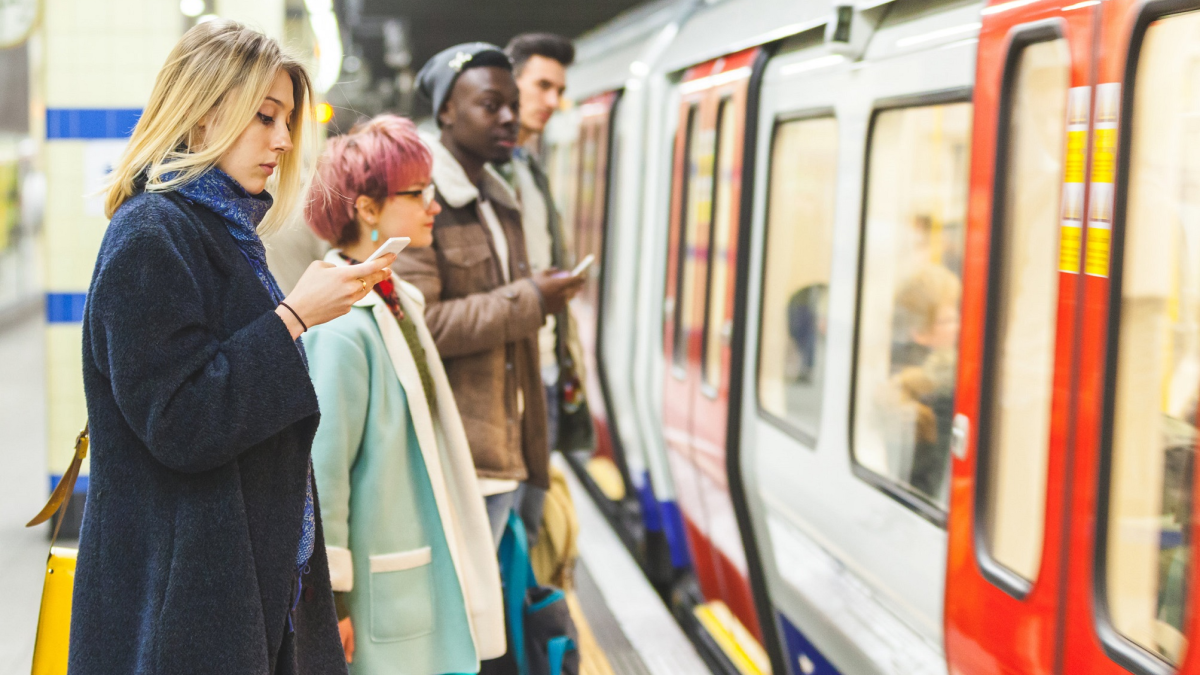 Keliaujančių viešuoju Londono transportu prašoma įsikišti pastebėjus seksualinį priekabiavimą