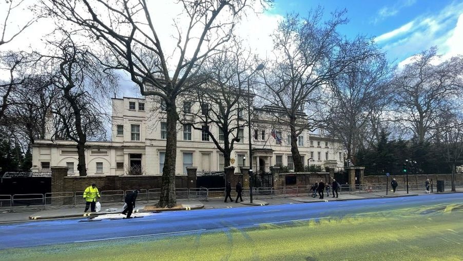 Aktyvistai Londone nudažė gatvę priešais Rusijos ambasados Ukrainos vėliavos spalvomis