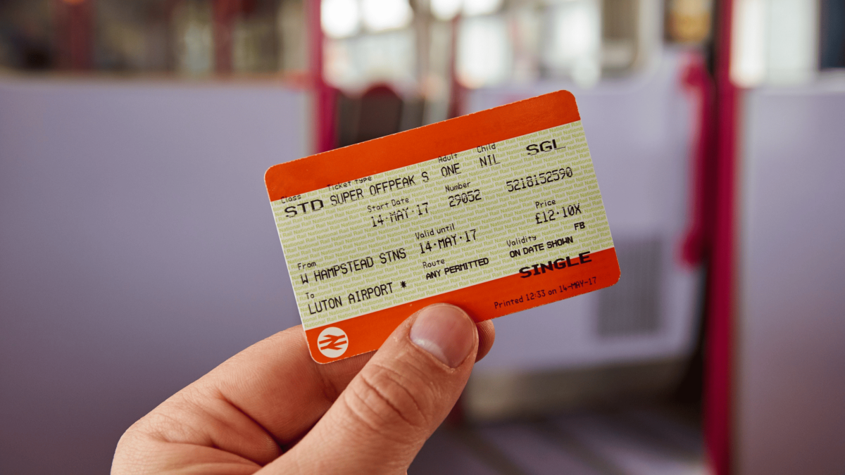 Traukinių bilietai JK brango daugiausiai per 11 metų